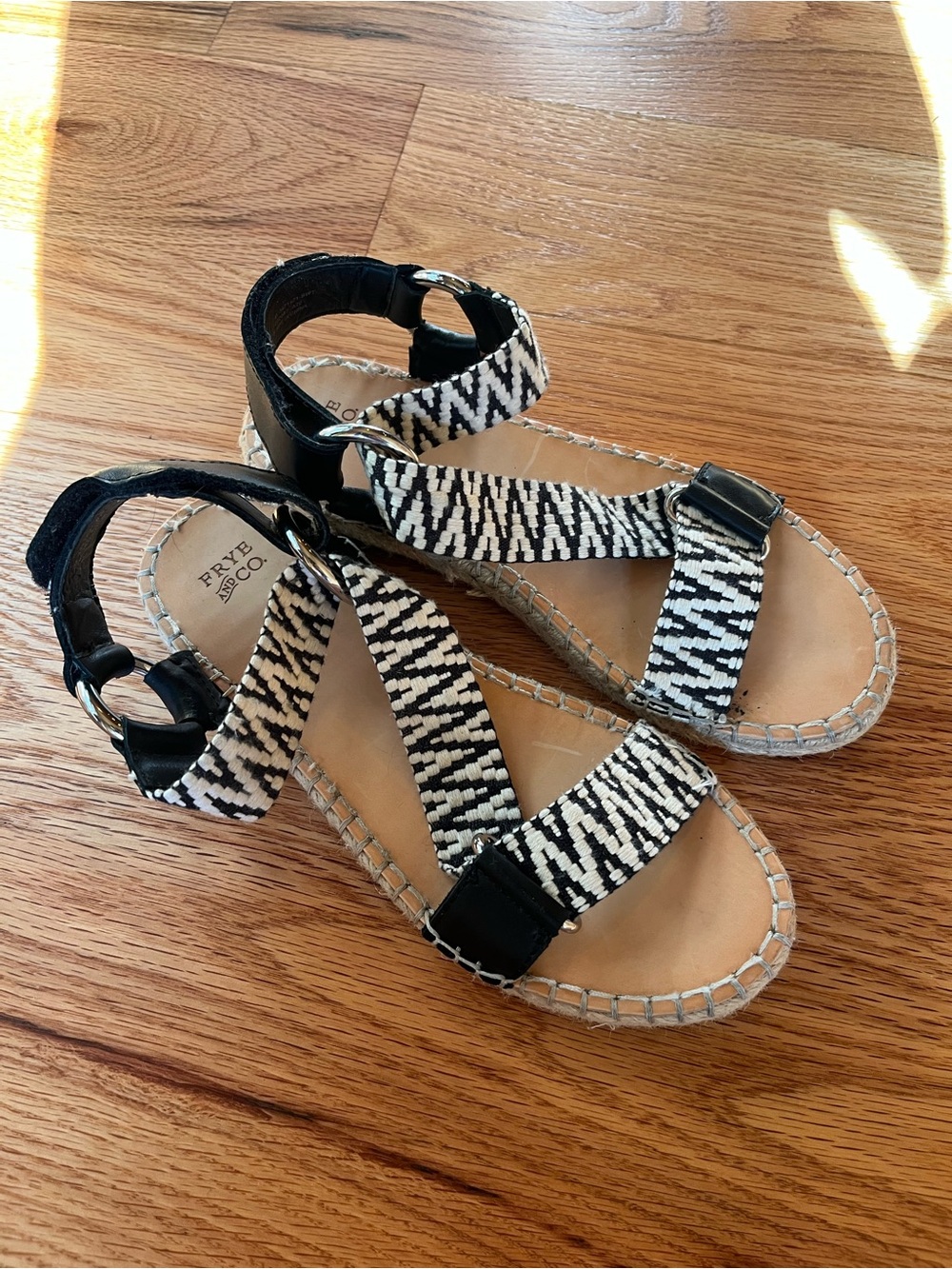 FRYE & CO - Black & White Abstract Woven Strap Espadrille Flat Sandals